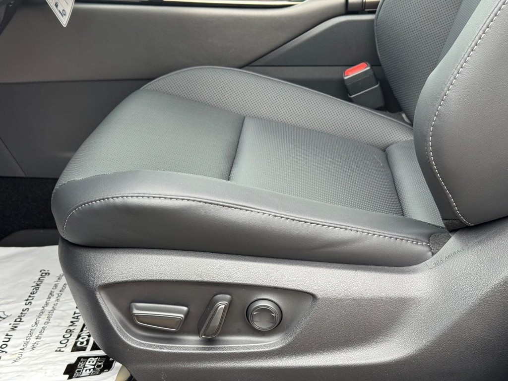 Toyota Crown Vehicle Image 11