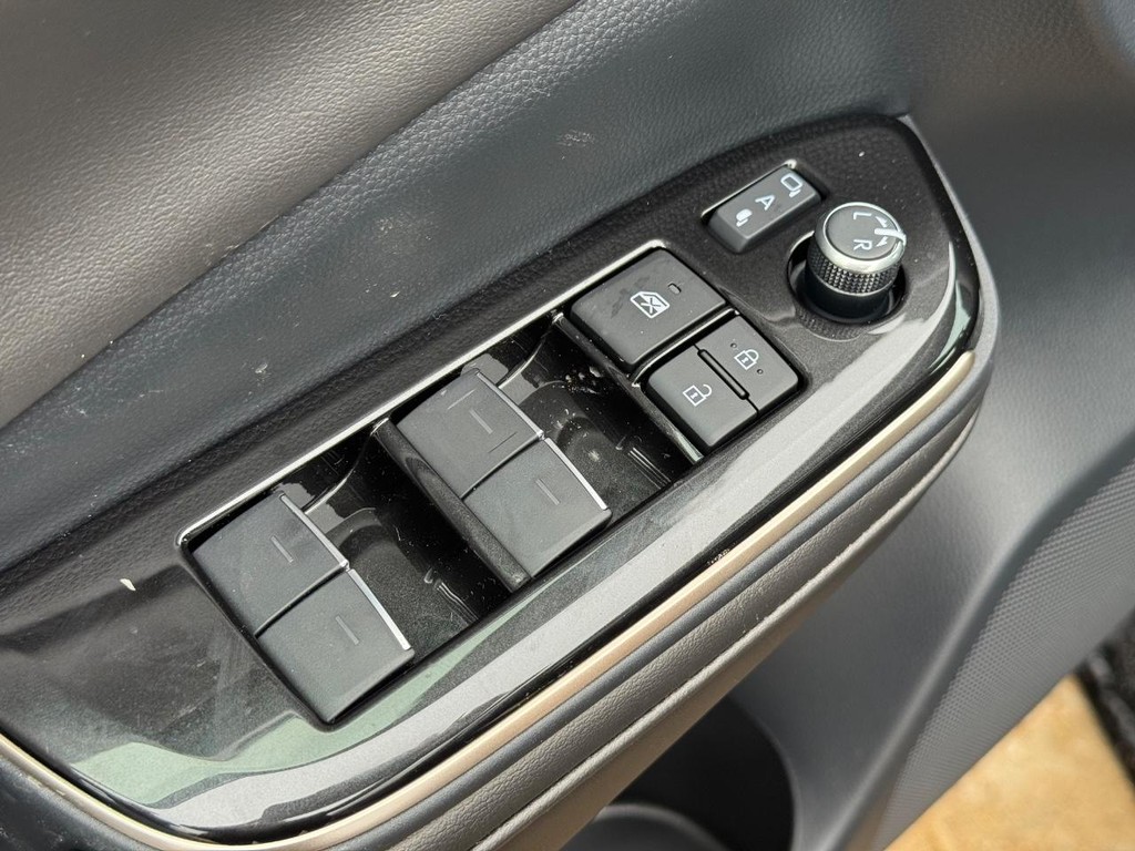 Toyota Crown Vehicle Image 12