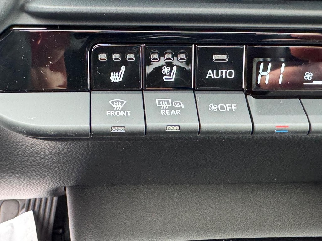 Toyota Crown Vehicle Image 16