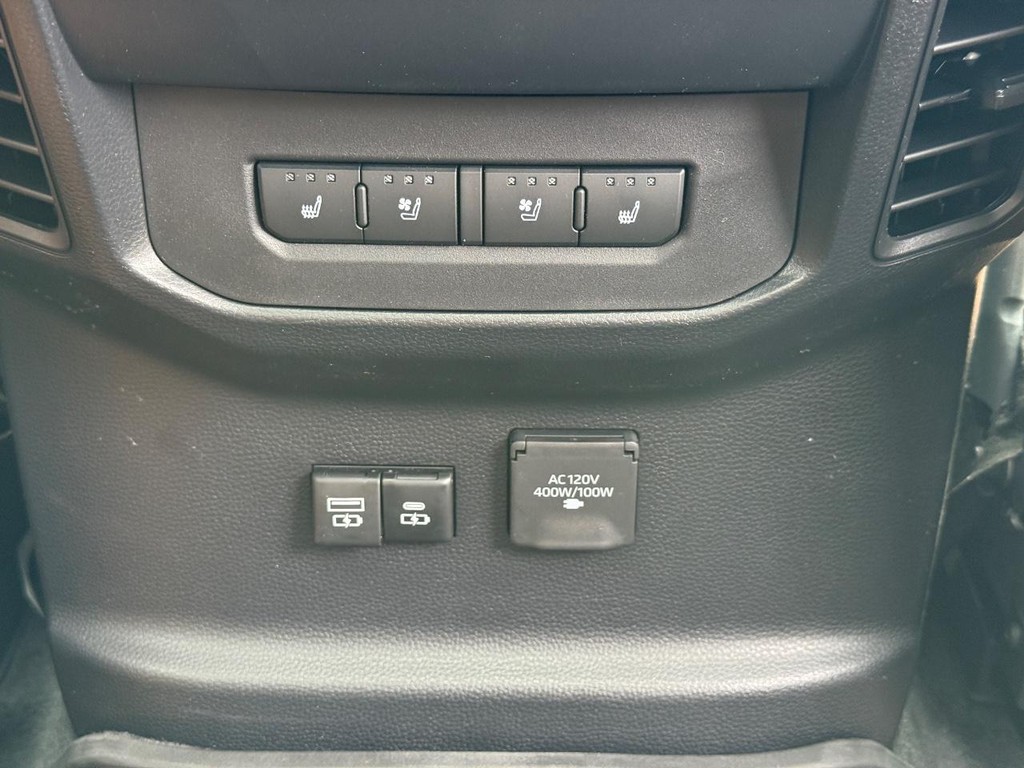 Toyota Tundra 4WD Vehicle Image 7