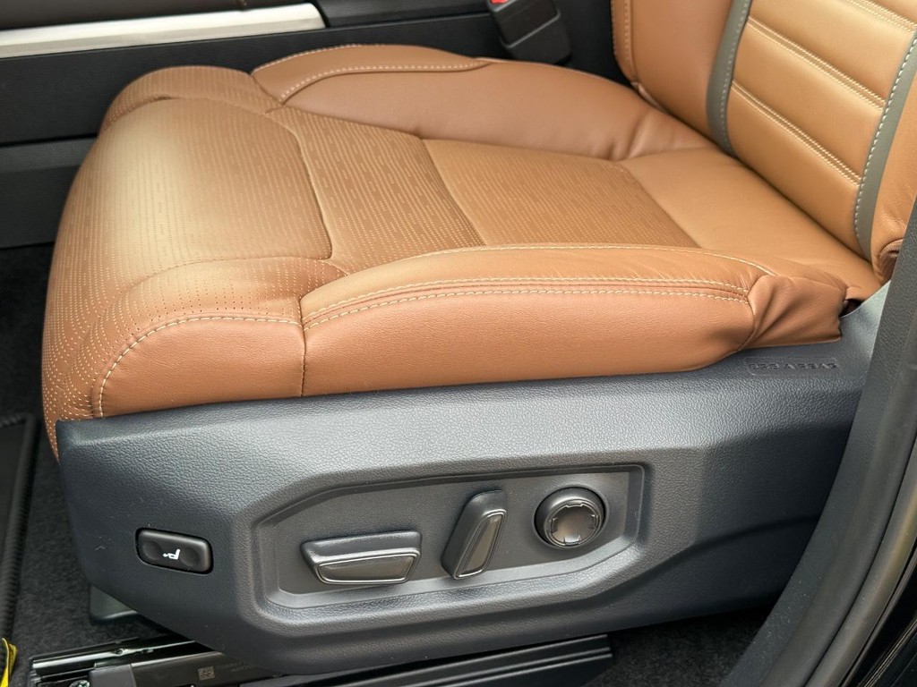 Toyota Tundra 4WD Vehicle Image 21