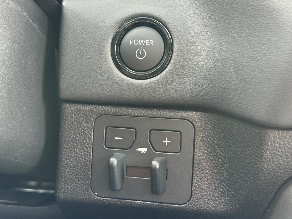 Toyota Sequoia Vehicle Image 13