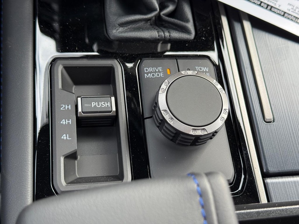 Toyota Sequoia Vehicle Image 18