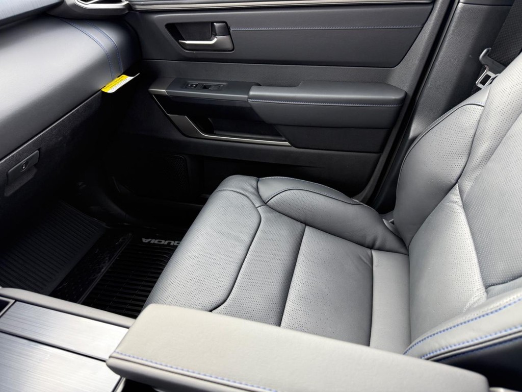 Toyota Sequoia Vehicle Image 19