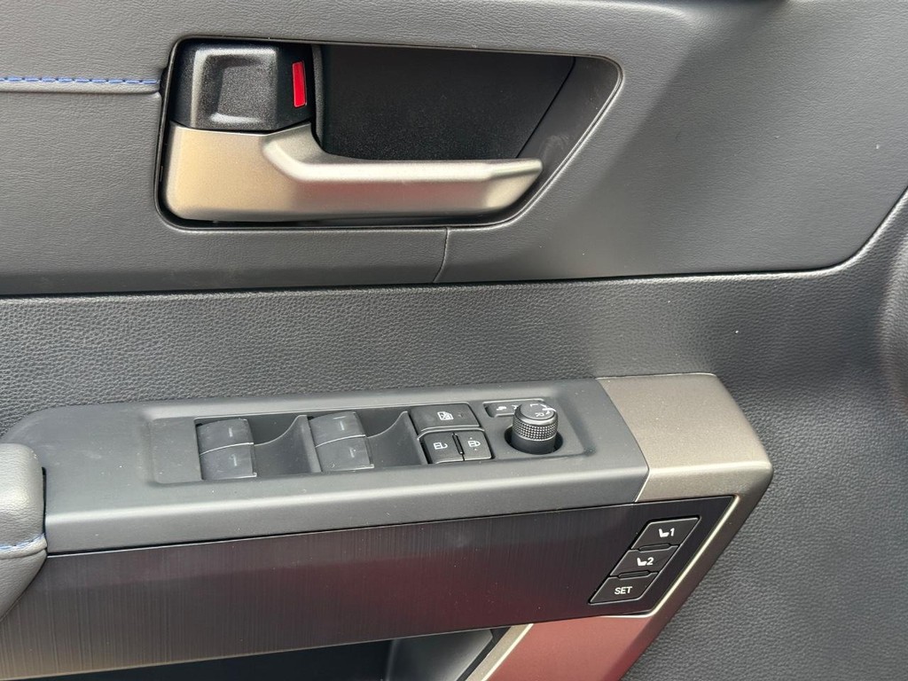 Toyota Sequoia Vehicle Image 21