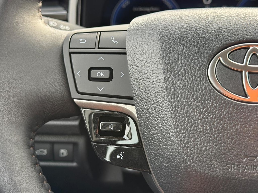 Toyota Camry Vehicle Image 8