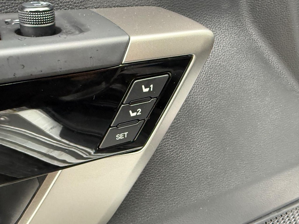 Toyota Sequoia Vehicle Image 16