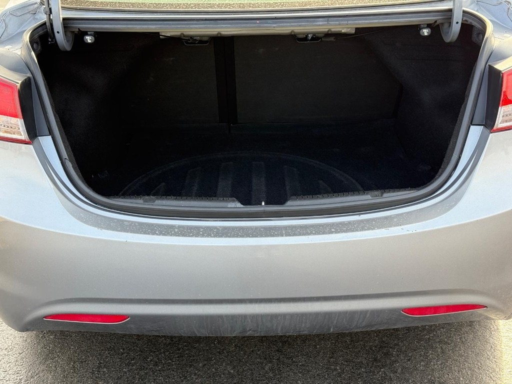 Hyundai Elantra Vehicle Image 6