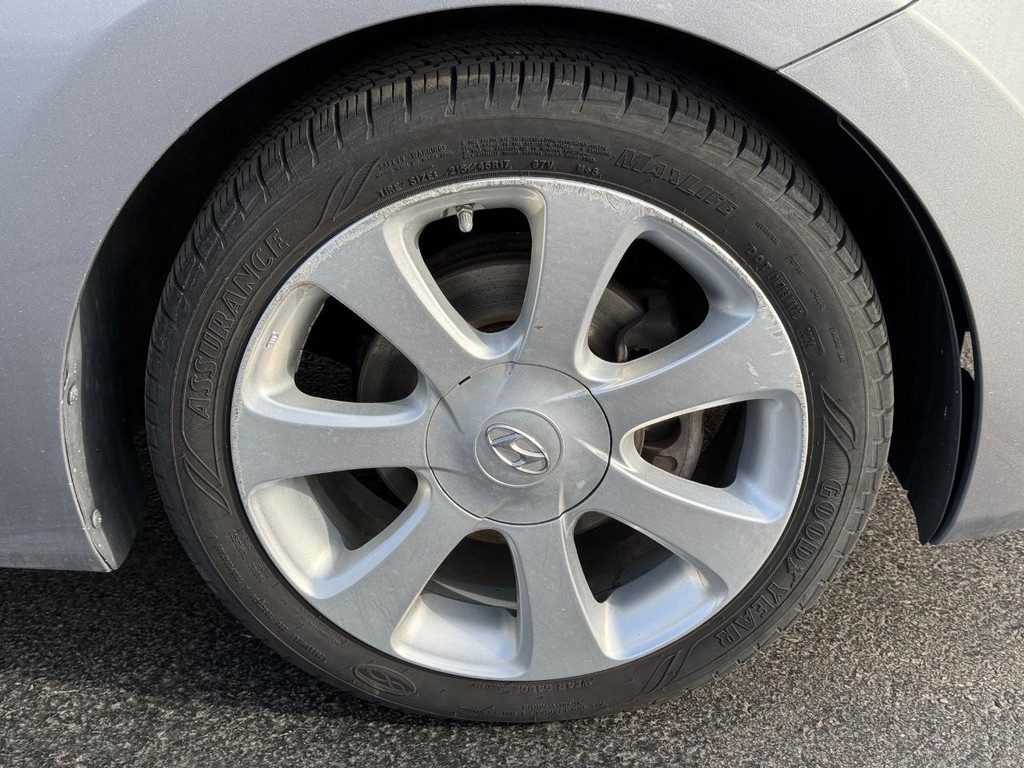 Hyundai Elantra Vehicle Image 7
