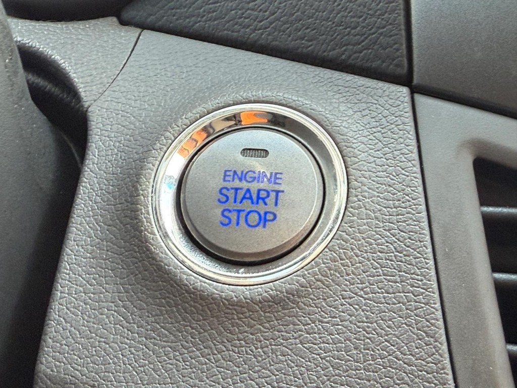 Hyundai Elantra Vehicle Image 17