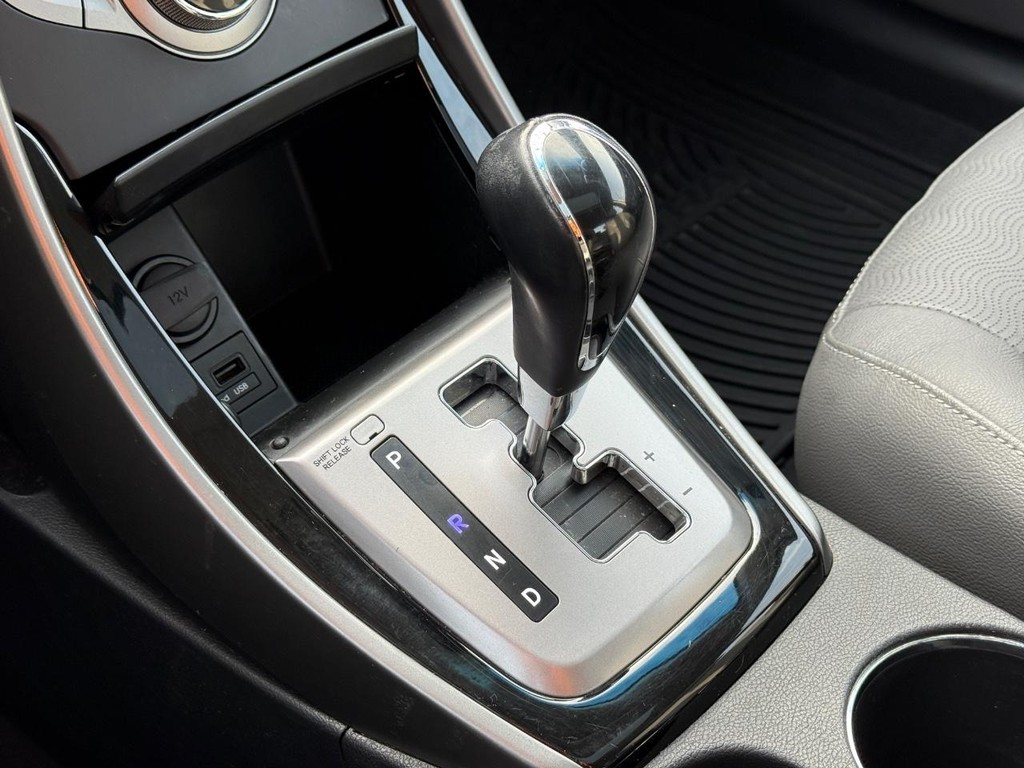 Hyundai Elantra Vehicle Image 22