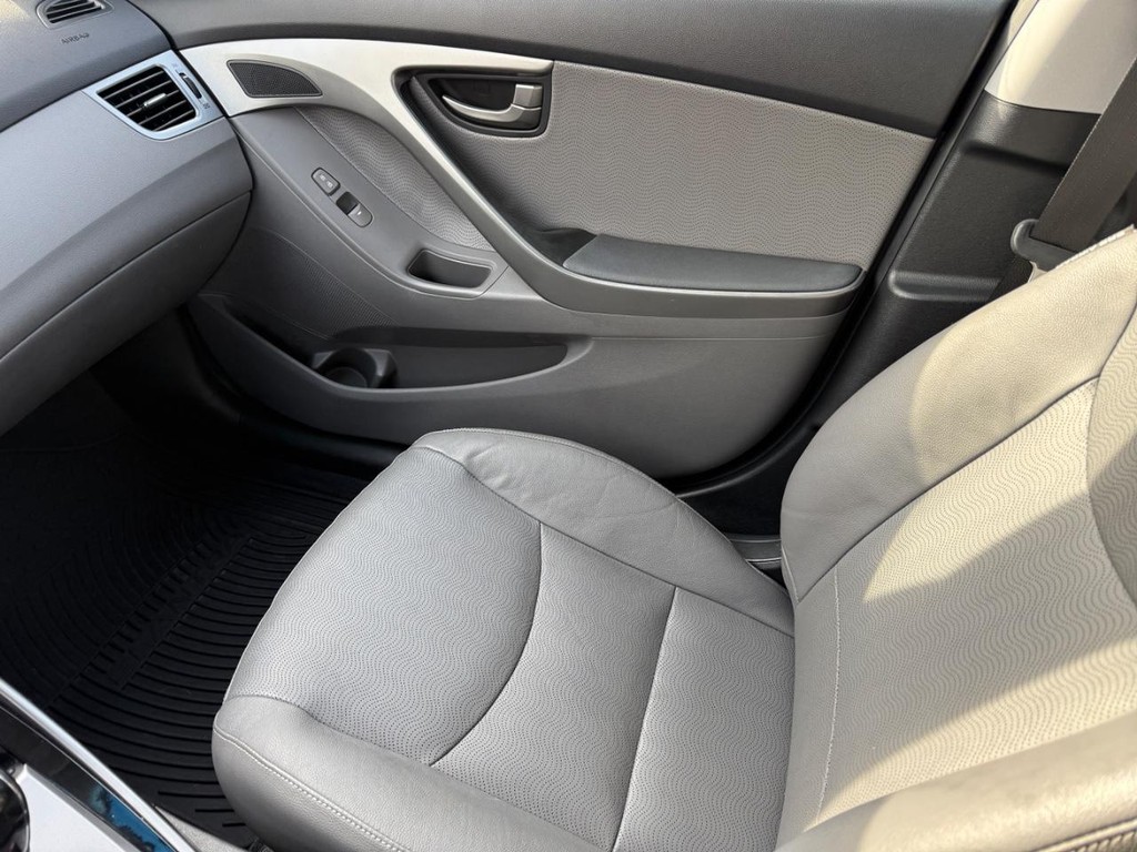 Hyundai Elantra Vehicle Image 23