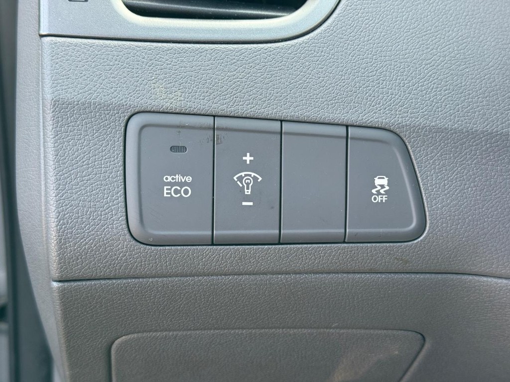 Hyundai Elantra Vehicle Image 25