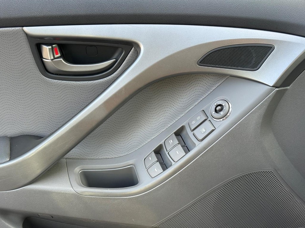 Hyundai Elantra Vehicle Image 26