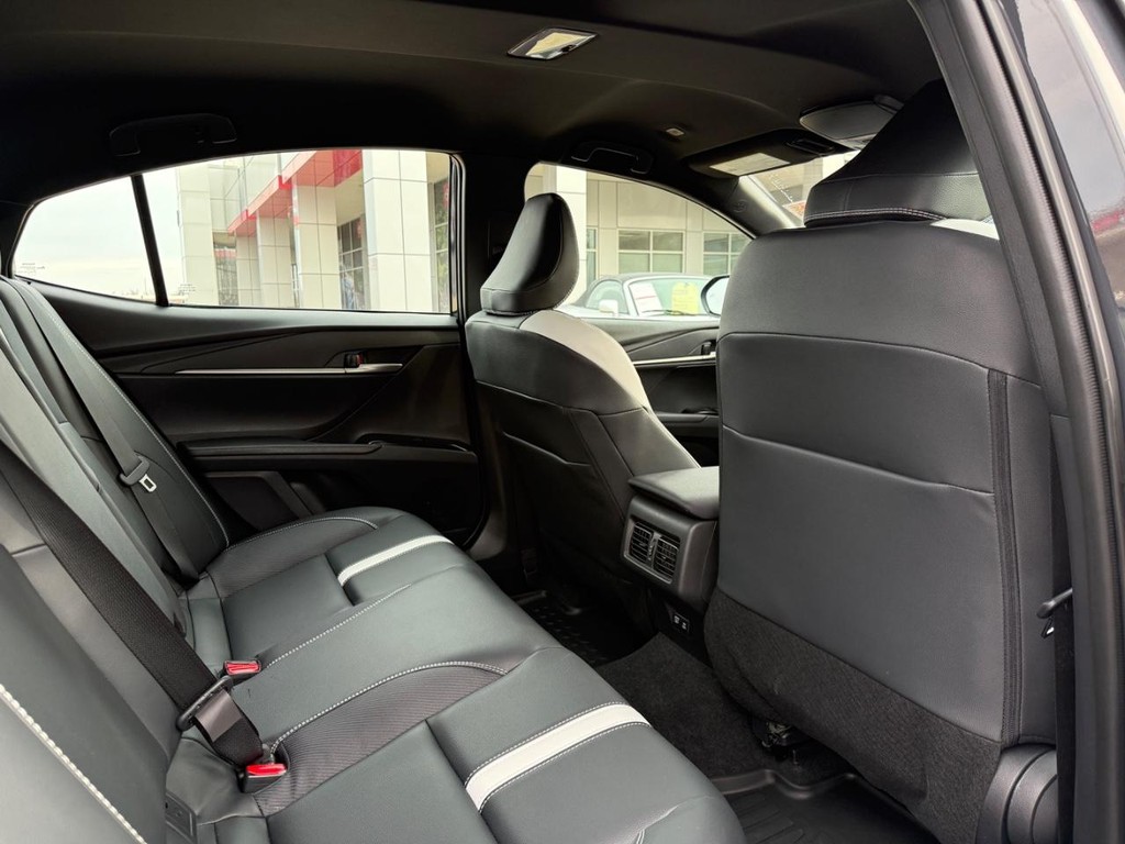 Toyota Camry Vehicle Image 11