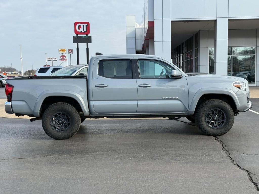Toyota Tacoma 4WD Vehicle Image 2