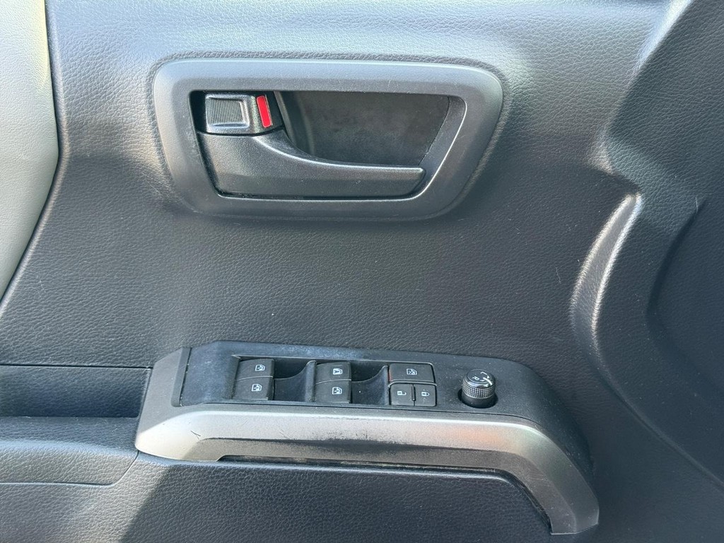 Toyota Tacoma 4WD Vehicle Image 21