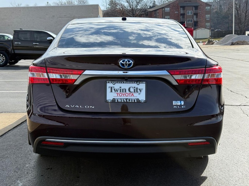 Toyota Avalon Hybrid Vehicle Image 4