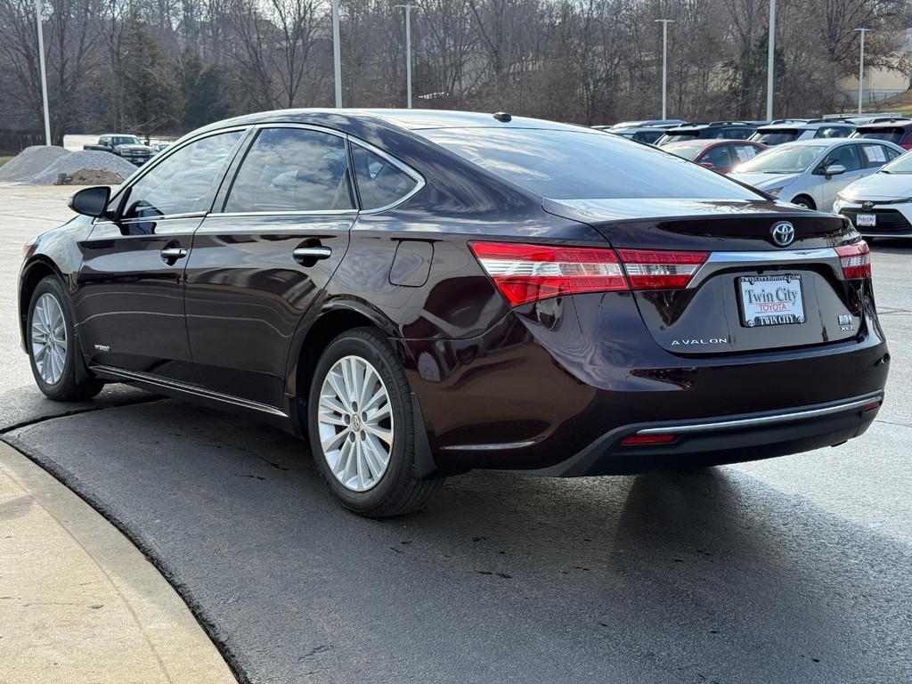 Toyota Avalon Hybrid Vehicle Image 5