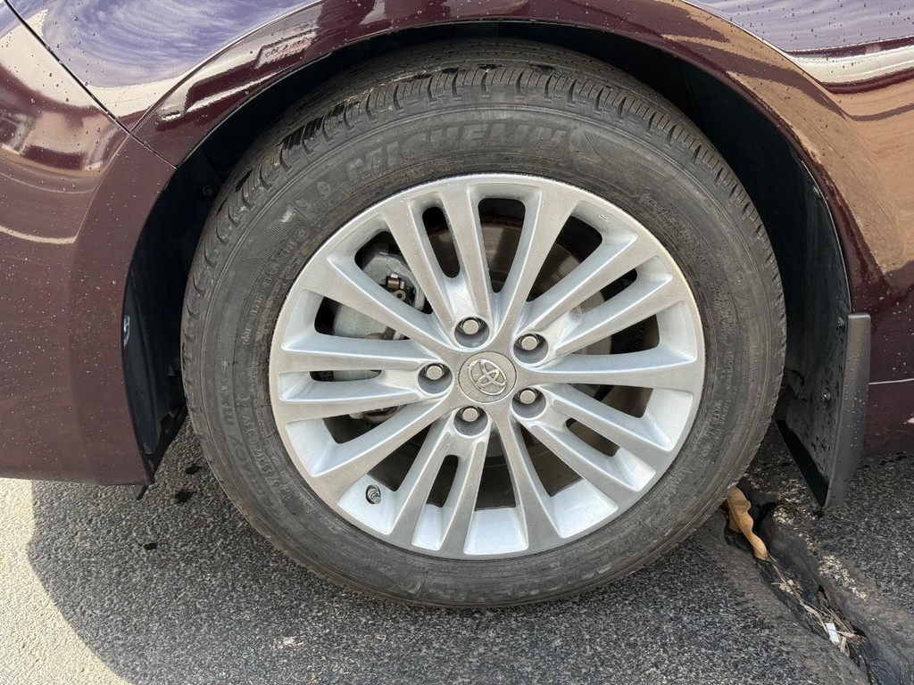 Toyota Avalon Hybrid Vehicle Image 7