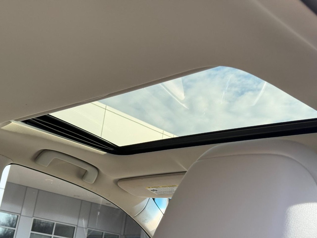 Toyota Avalon Hybrid Vehicle Image 11