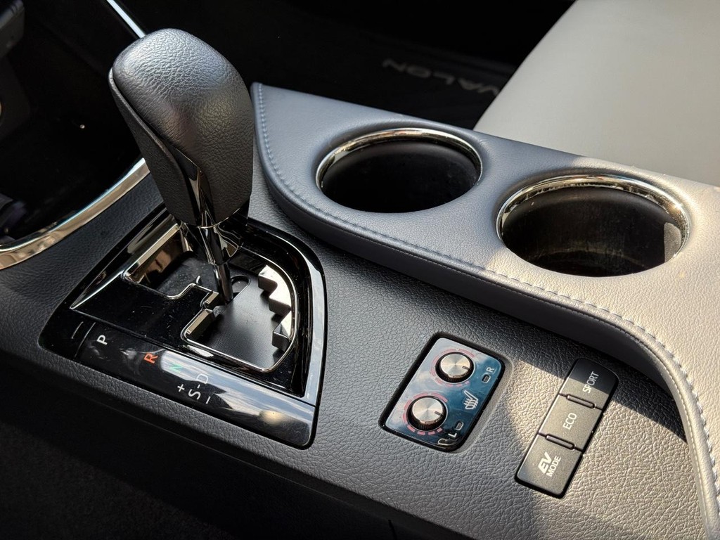 Toyota Avalon Hybrid Vehicle Image 20