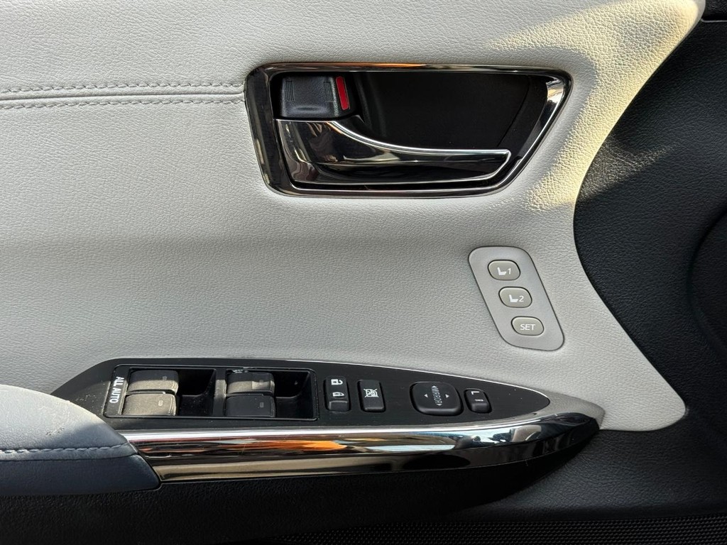 Toyota Avalon Hybrid Vehicle Image 24