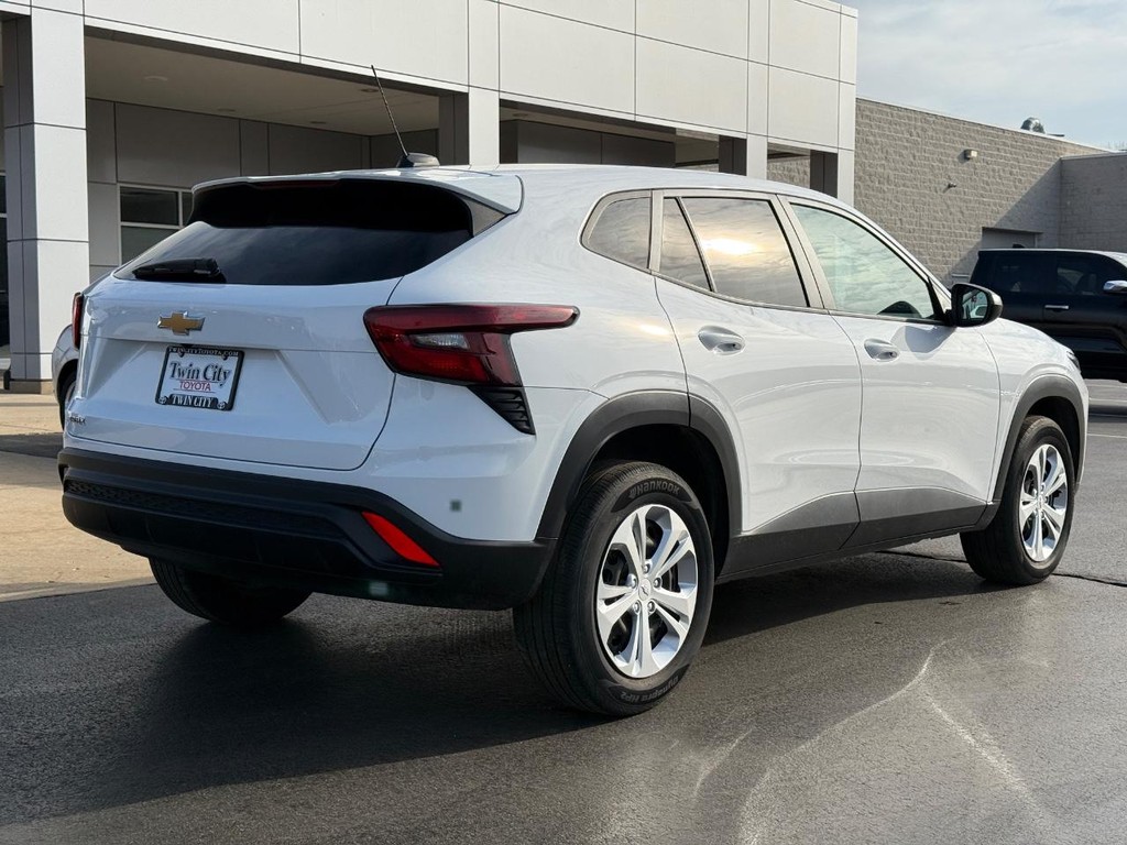 Chevrolet Trax Vehicle Full-screen Gallery Image 03