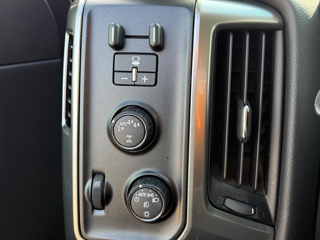 Chevrolet Silverado 1500 Vehicle Full-screen Gallery Image 21