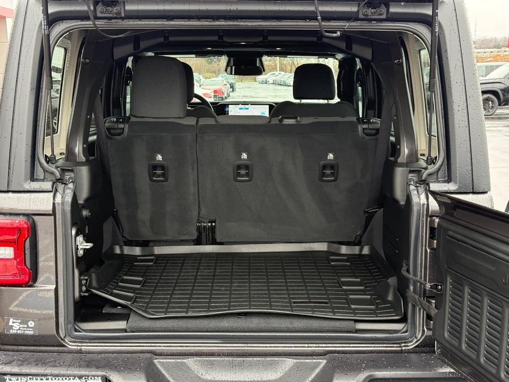 Jeep Wrangler Vehicle Image 4