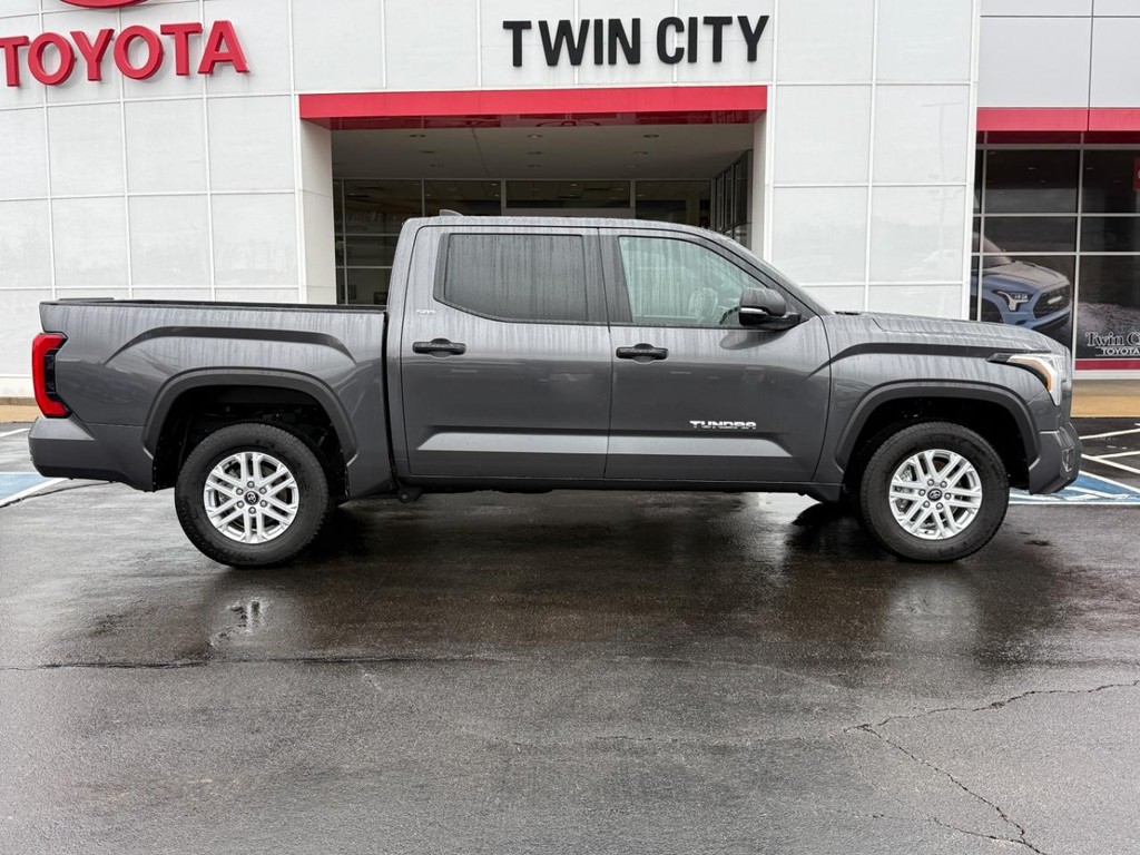 Toyota Tundra 4WD Vehicle Image 2