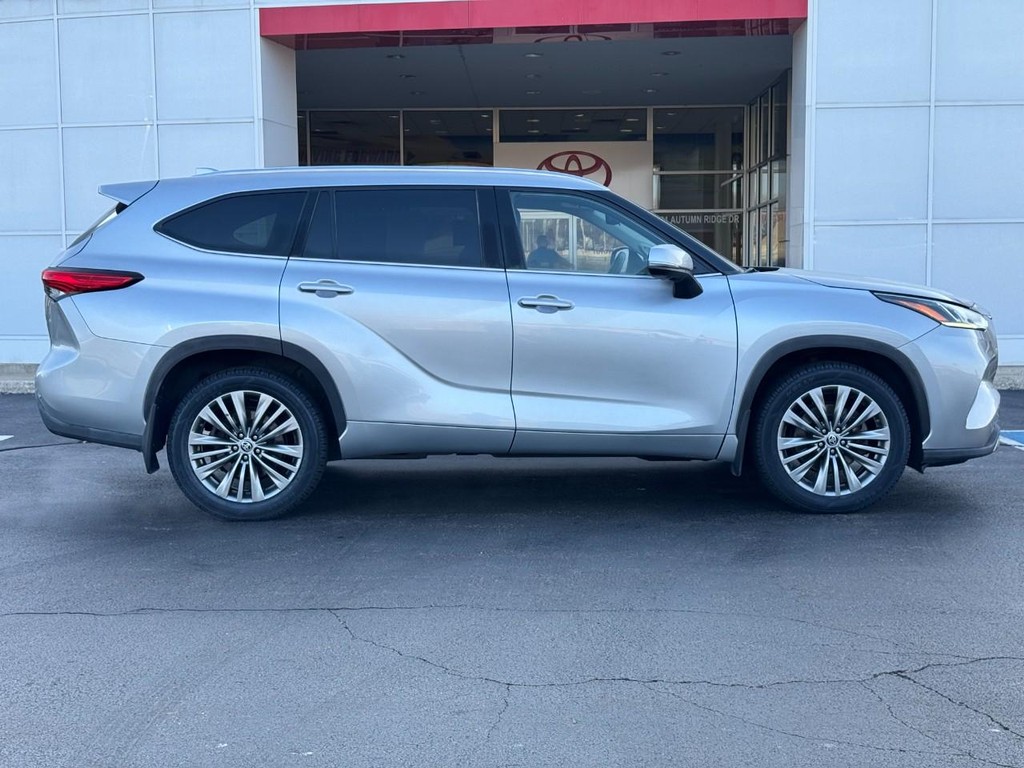 Toyota Highlander Vehicle Image 2