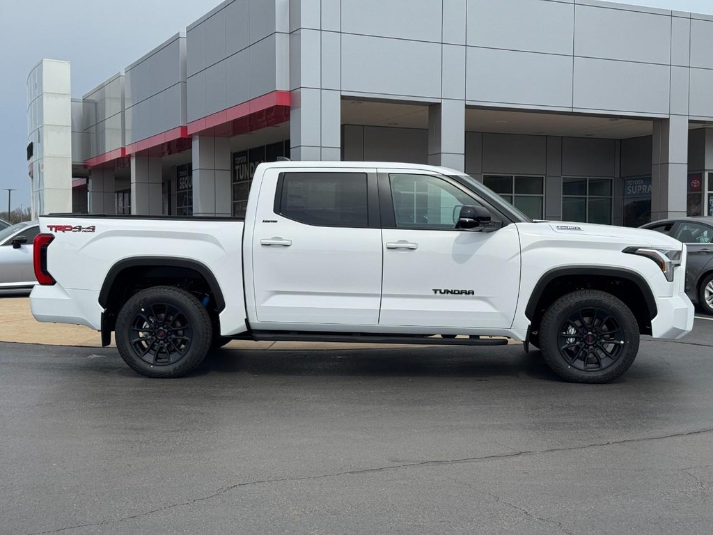 Toyota Tundra 4WD Vehicle Image 2