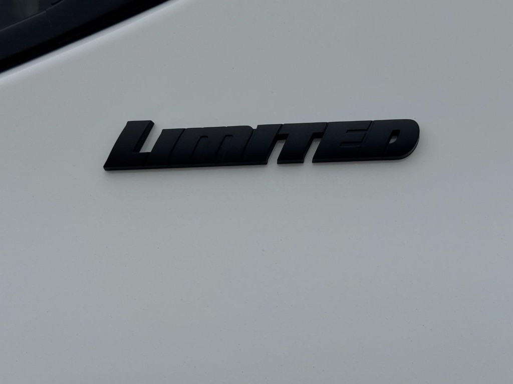 Toyota Tundra 4WD Vehicle Image 6