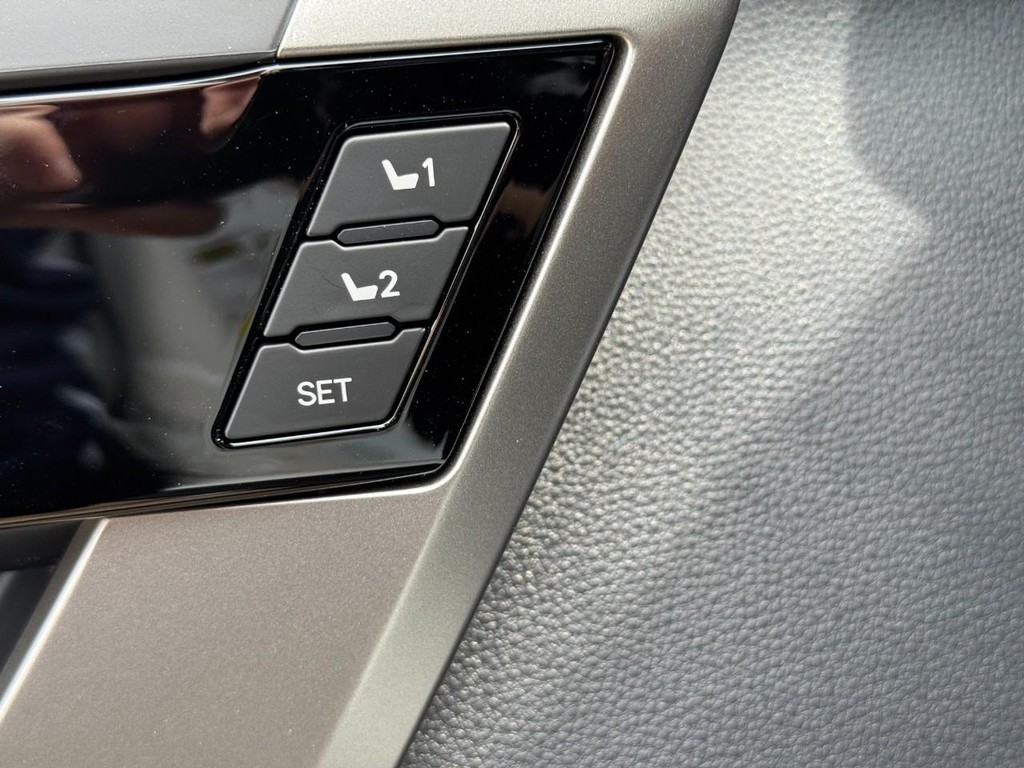 Toyota Tundra 4WD Vehicle Image 12