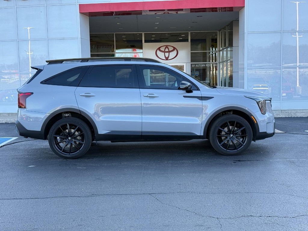 Kia Sorento Vehicle Image 2