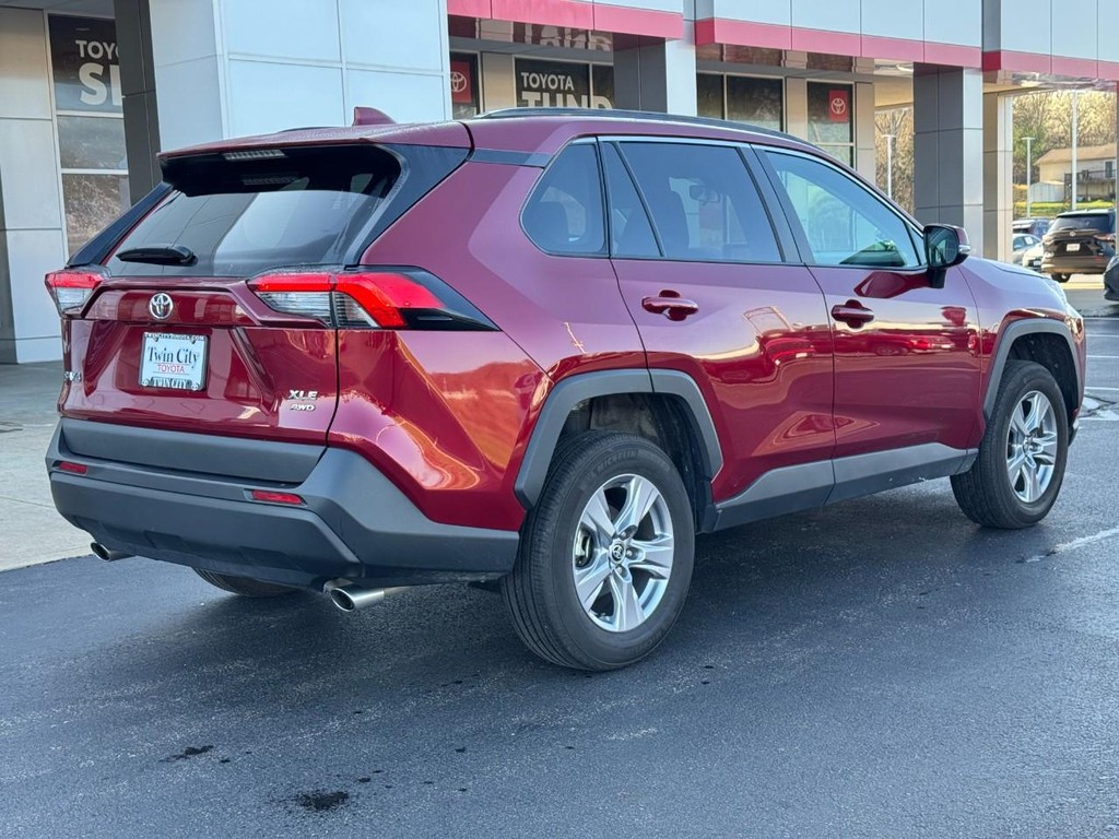 Toyota RAV4 Vehicle Image 4