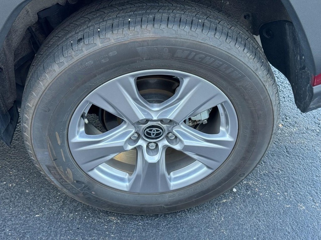 Toyota RAV4 Vehicle Image 8