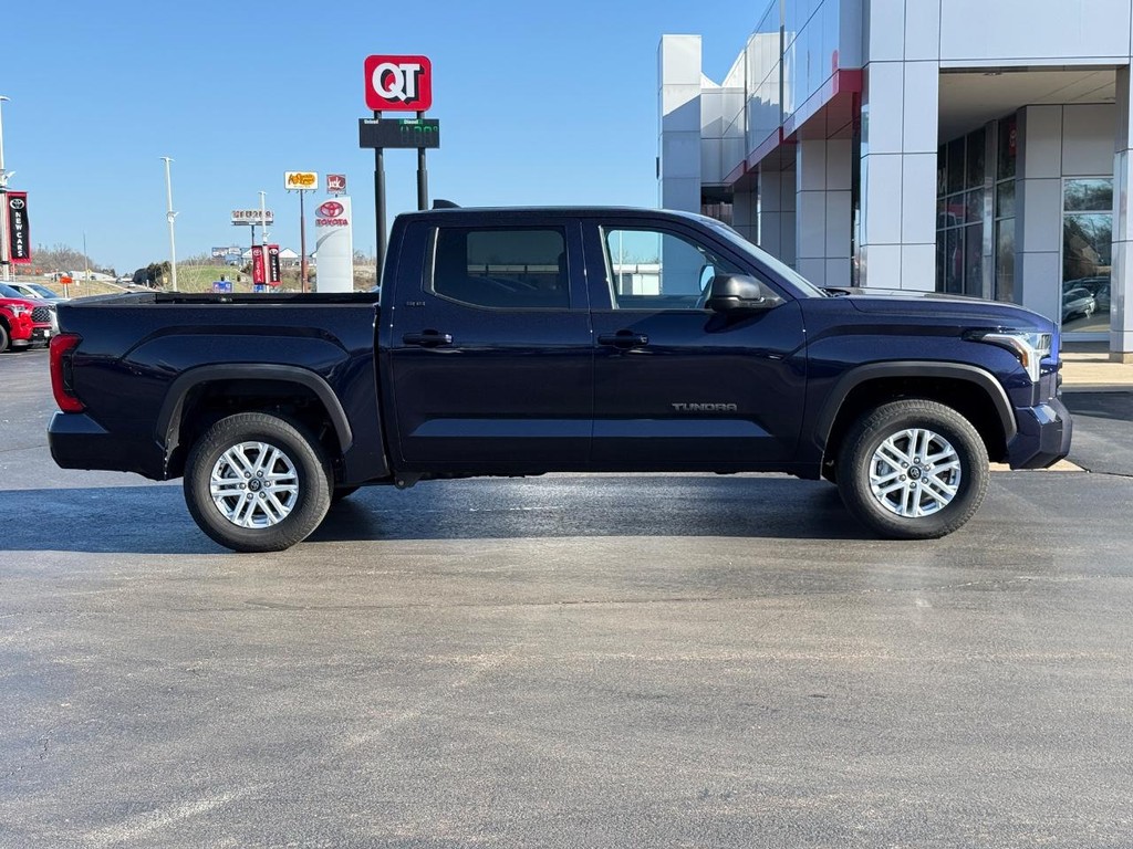 Toyota Tundra 4WD Vehicle Image 2
