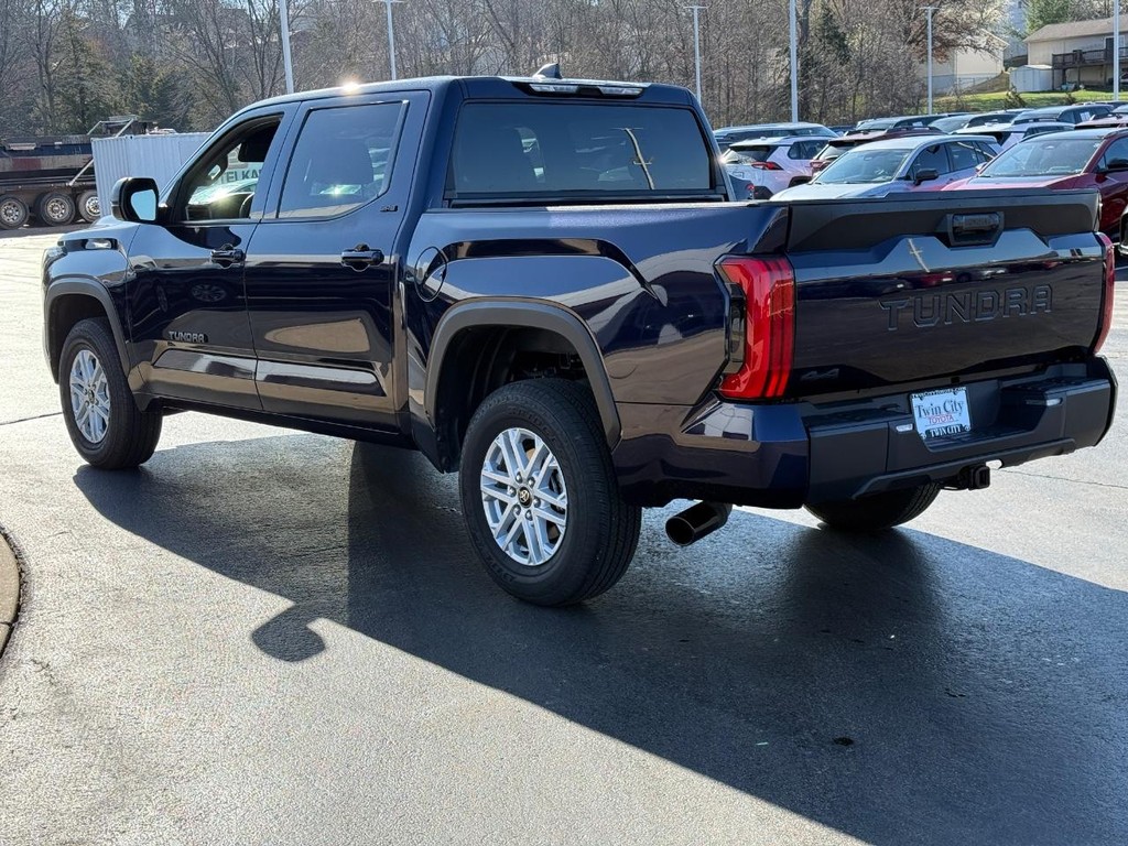 Toyota Tundra 4WD Vehicle Image 6