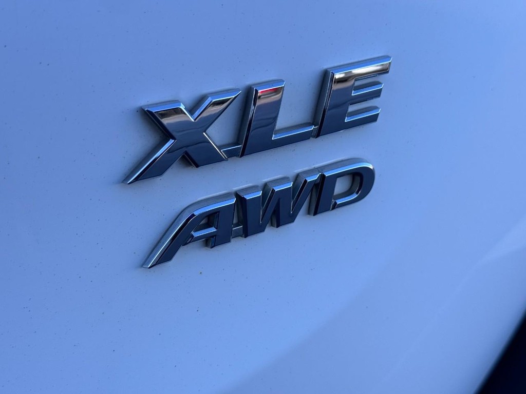 Toyota RAV4 Vehicle Image 6