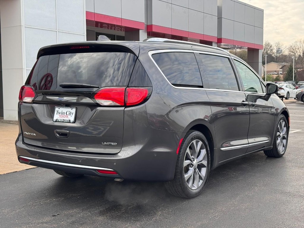 Chrysler Pacifica Vehicle Image 2