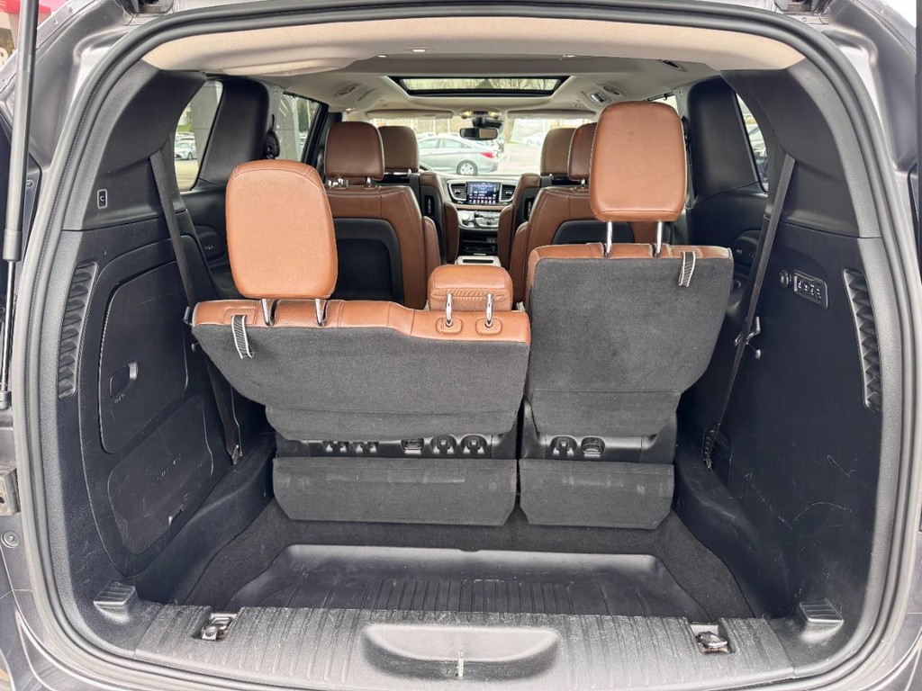 Chrysler Pacifica Vehicle Image 3