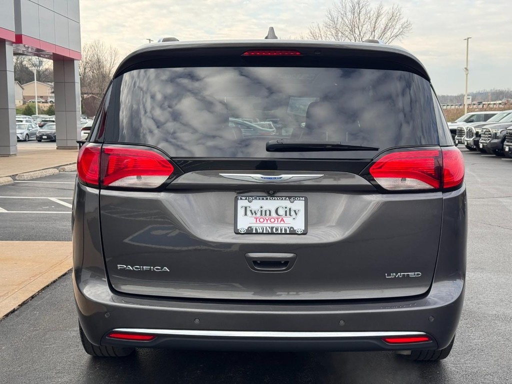 Chrysler Pacifica Vehicle Image 4