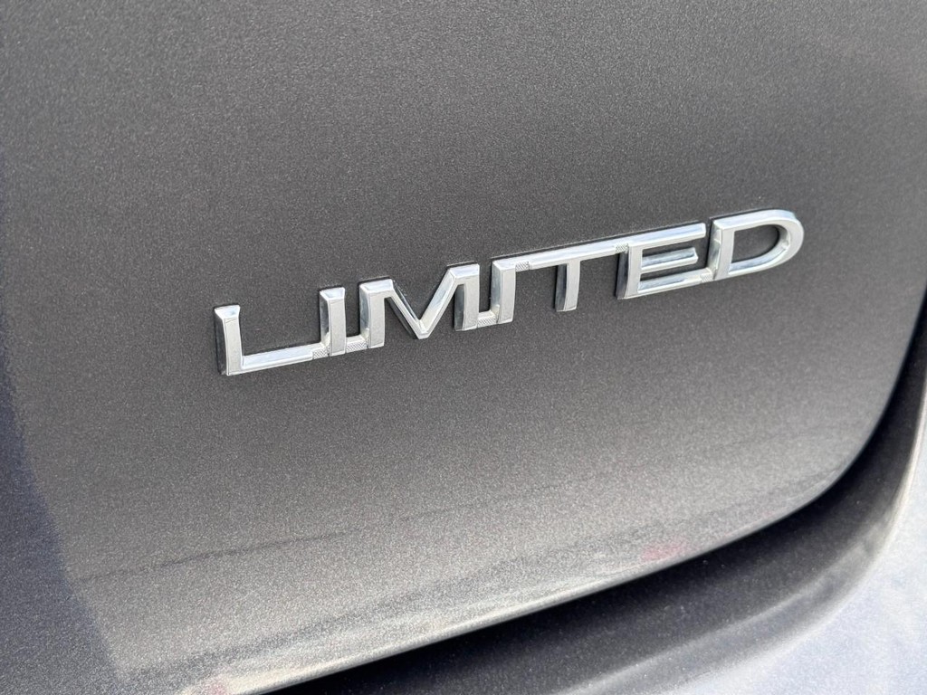 Chrysler Pacifica Vehicle Image 5