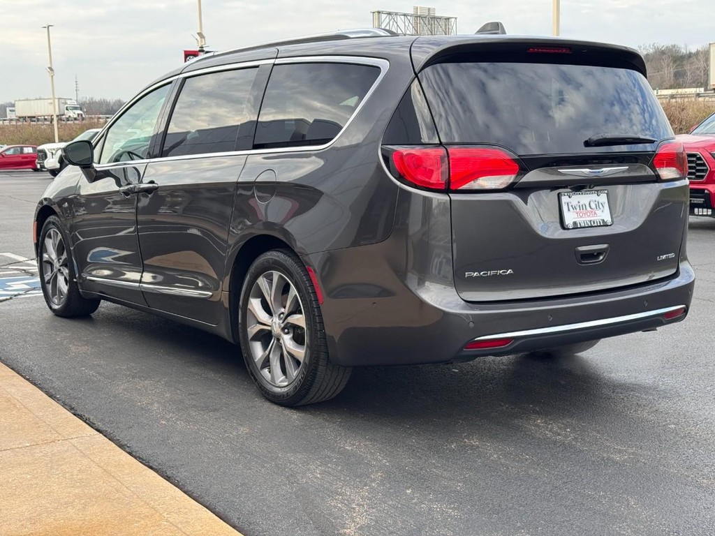 Chrysler Pacifica Vehicle Image 6