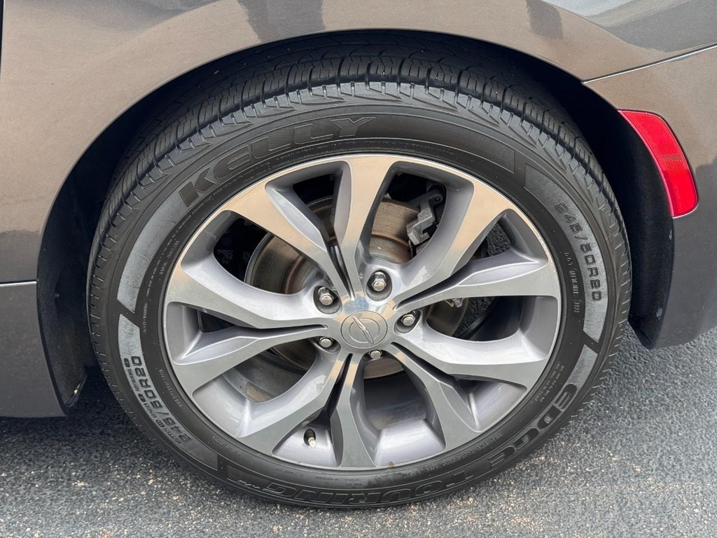 Chrysler Pacifica Vehicle Image 7