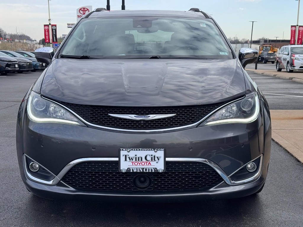 Chrysler Pacifica Vehicle Image 9