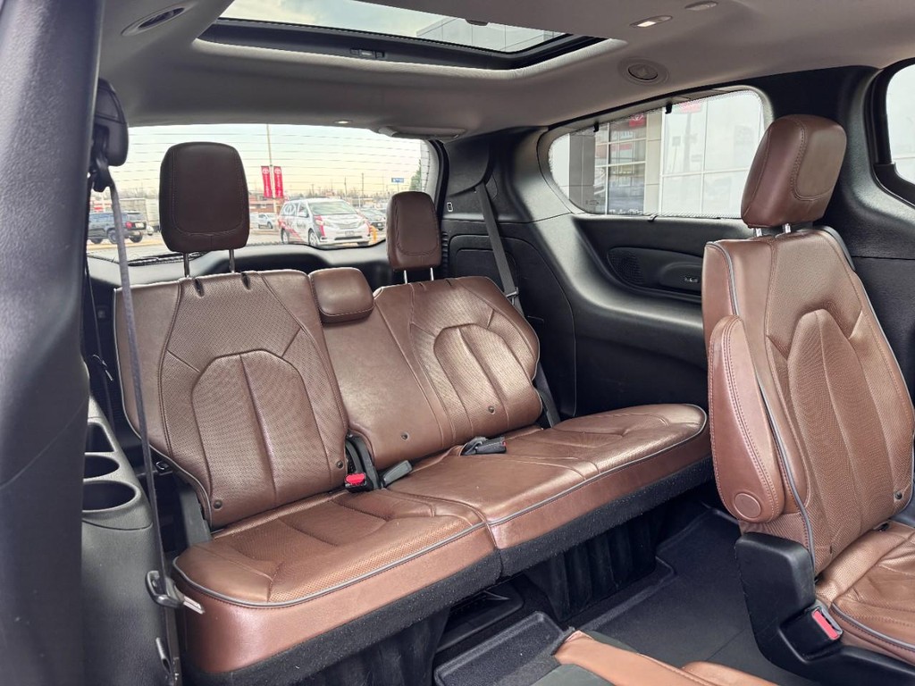 Chrysler Pacifica Vehicle Image 10