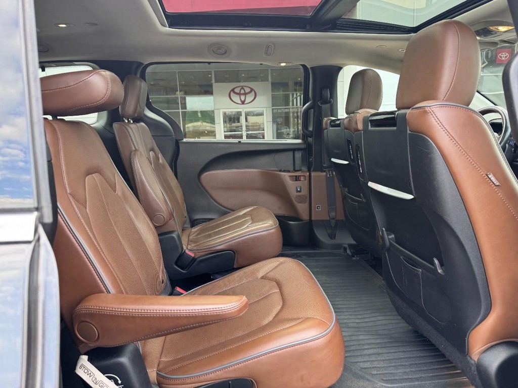 Chrysler Pacifica Vehicle Image 11